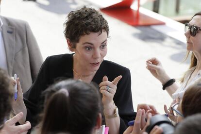 La actriz Olivia Colman firma autógrafos a su llegad a la 75 ° edición del Festival de Venecia.