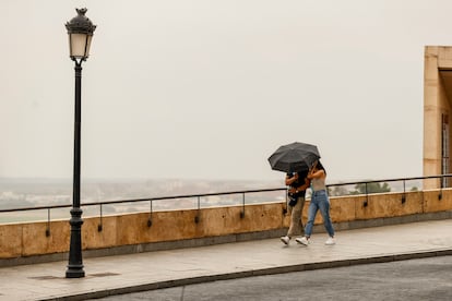 Una pareja se protege de la lluvia, el jueves en Toledo.