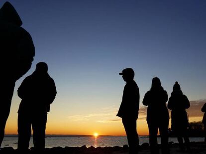 Personas observando el solsticio de invierno en West Island en Estados Unidos.
