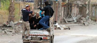 Una familia abandona su hogar en Deir Ezor, en el este de Siria.