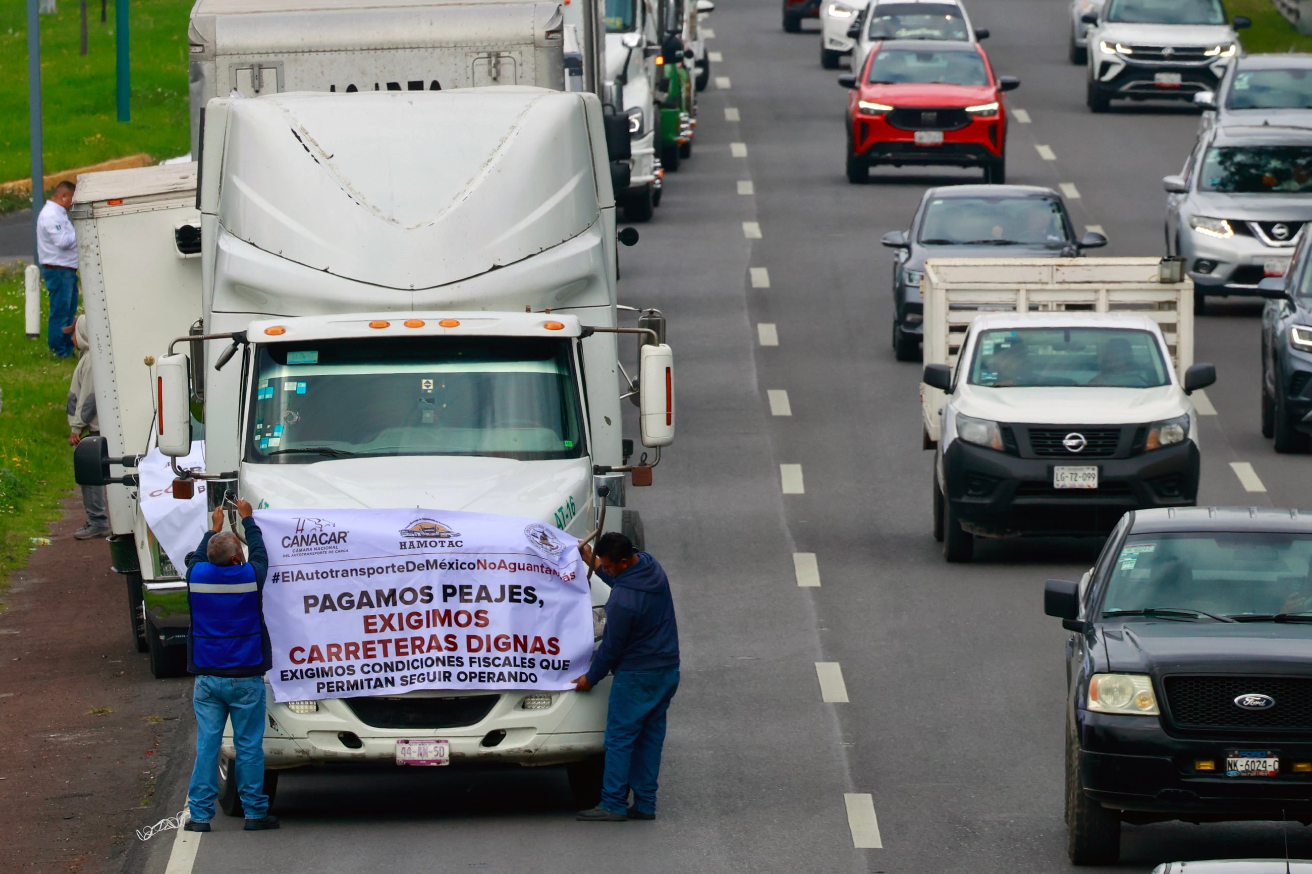 Los transportistas y el Gobierno llevan su pulso a la mesa de negociación con un amplio pliego de demandas