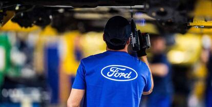 Un trabajador de la planta de Ford Almussafes (Valencia).