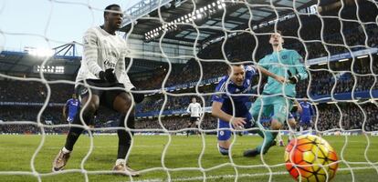 El defensa del Chelsea John Terry, en el centro de la imagen, anota un gol en propia puerta en el partido que su club disputó con el Everton el pasado sábado.