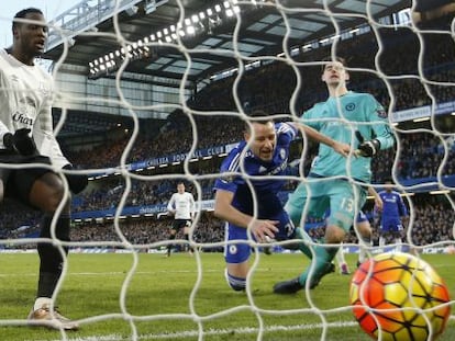 El defensa del Chelsea John Terry, en el centro de la imagen, anota un gol en propia puerta en el partido que su club disput&oacute; con el Everton el pasado s&aacute;bado.