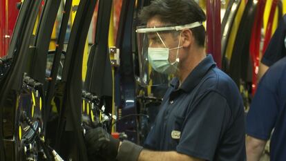 Un operario de Ford en Almussafes, con mascarilla.