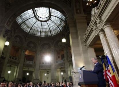 El presidente de EE UU, George W. Bush, habla en el Banco Nacional de Ahorros de Bucarest.