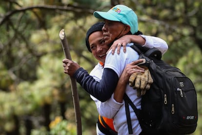 Dos integrantes del colectivo de búsqueda que Palmeros fundó solo unos meses después de la desaparición de Monserrat, ‘Una luz en el camino’, se abrazan en medio de una jornada de búsqueda. “El Gobierno nos roba hasta la identidad, y pensé: aquí el único que me va a ayudar es Dios”, dice Palmeros, cuando recuerda el momento en el que decidió conformar un colectivo de madres buscadoras.