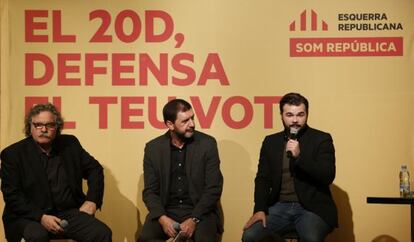 El cabeza de lista de ERC para la próximas elecciones generales, Gabriel Rufián (d), junto al diputado Joan Tardà.