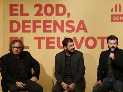 El cap de llista d'ERC per a la properes eleccions generals, Gabriel Rufián (d), amb el diputat Joan Tardà.
