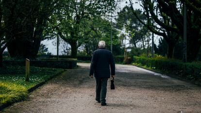Un hombre jubilado pasea por el parque de la Alameda de Santiago de Compostela, Galicia.