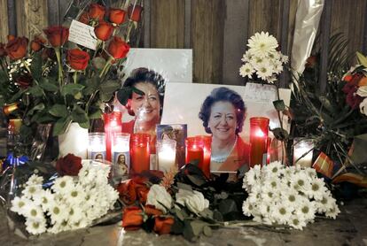 Los ciudadanos depositan flores en el Ayuntamiento de Valencia tras la muerte de Rita Barberá, el 23 de noviembre de 2016.