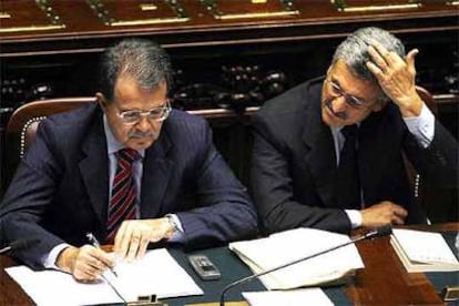 Romano Prodi (izquierda) y el ministro de Exteriores, Massimo D&#39;Alema, ayer en el Congreso italiano.