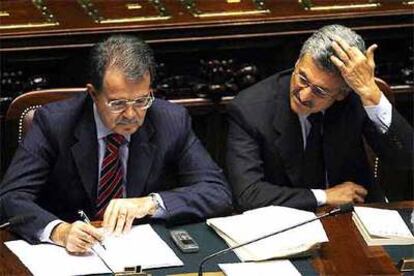 Romano Prodi (izquierda) y el ministro de Exteriores, Massimo D'Alema, ayer en el Congreso italiano.