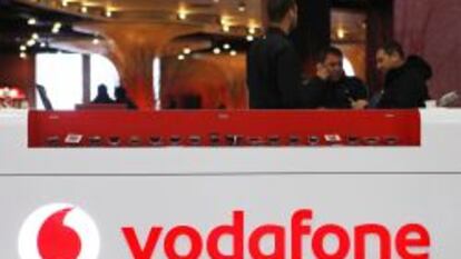 Logotipo de Vodafone en una tienda de la compa&ntilde;&iacute;a.