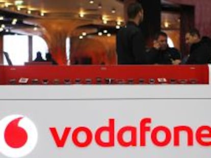 Logotipo de Vodafone en una tienda de la compa&ntilde;&iacute;a.