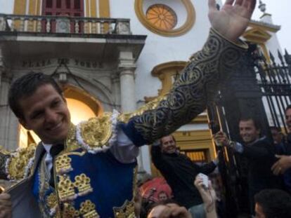 El Juli sale por la Puerta del Pr&iacute;ncipe en la Real Maestranza de Sevilla. Corrida correspondiente a la feria de abril de 2010