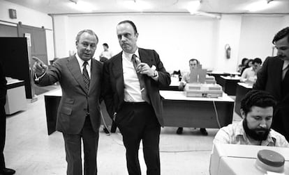 Jesús de Polanco (a la izquierda) enseña las instalaciones de EL PAÍS a Manuel Fraga en junio de 1976.