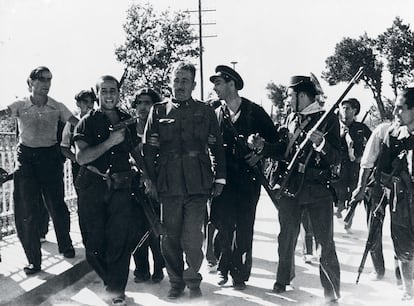 Detención de un oficial sublevado en Guadalajara (Fotografía de Albero y Segovia, Ministerio de Cultura (AGA)).