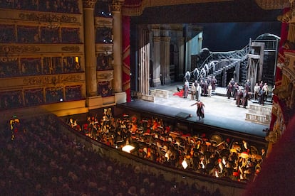 Teatro de La Scala (Milán, Italia). Cual gran diva, la legendaria Ópera de Milán es más conocida como La Scala. Su austera fachada contrasta con el suntuoso interior, con seis plantas de 'loggias' (palcos y galerías) engalanadas en dorados y rojos. Existe una etiqueta en el vestir, y las entradas deben reservarse con mucha antelación. Otra alternativa, siempre que no haya representaciones o ensayos, es echar una ojeada al lugar como parte de la visita al Museo Teatrale alla Scala.
La temporada de ópera comienza el 7 de diciembre, coincidiendo con la festividad de san Ambrosio, patrón de la ciudad.