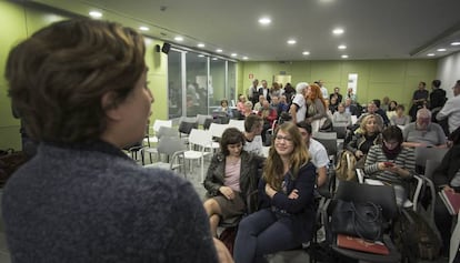 Colau en una reunió de veïns de la Vall d'Hebron.