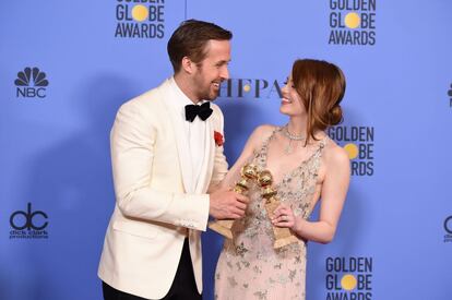 Ryan Gosling y Emma Stone posan con sus Globos de Oro como mejor actor y mejor actriz en comedia o musical por 'La La Land'.
