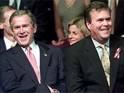 George W. Bush ha participado en un acto en Miami junto a su hermano, Jeb Bush, gobernador de Florida.