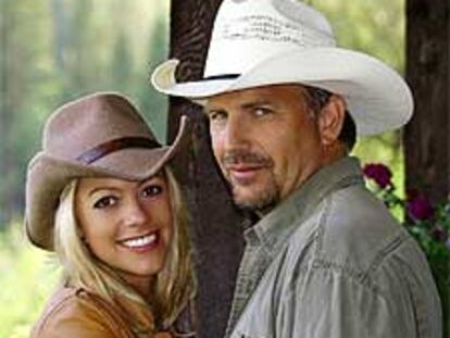 Kevin Costner y Christine Baumgartner anunciaron su boda.