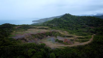 Imagen aérea del área de extracción de roca en Balzapote, en la Reserva de la Biosfera de Los Tuxtlas, Veracruz, el 9 de abril.