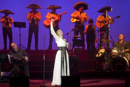 La cantante Pasión Vega, en una de sus actuaciones.