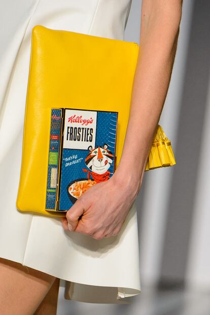 Despierta el tigre que hay en ti gracias a Anya Hindmarch. Los bolsos de su colección, una oda a los desayunos de tus cereales favoritos.