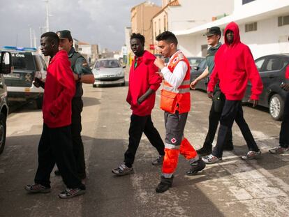 Varios inmigrantes son trasladados por la Guardia Civil en Tarifa (Cádiz).