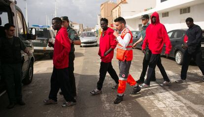 Varios inmigrantes son trasladados por la Guardia Civil en Tarifa (Cádiz).