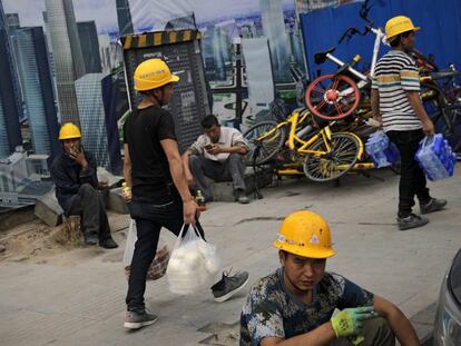 Trabalhadores em uma obra do distrito comercial de Pequim