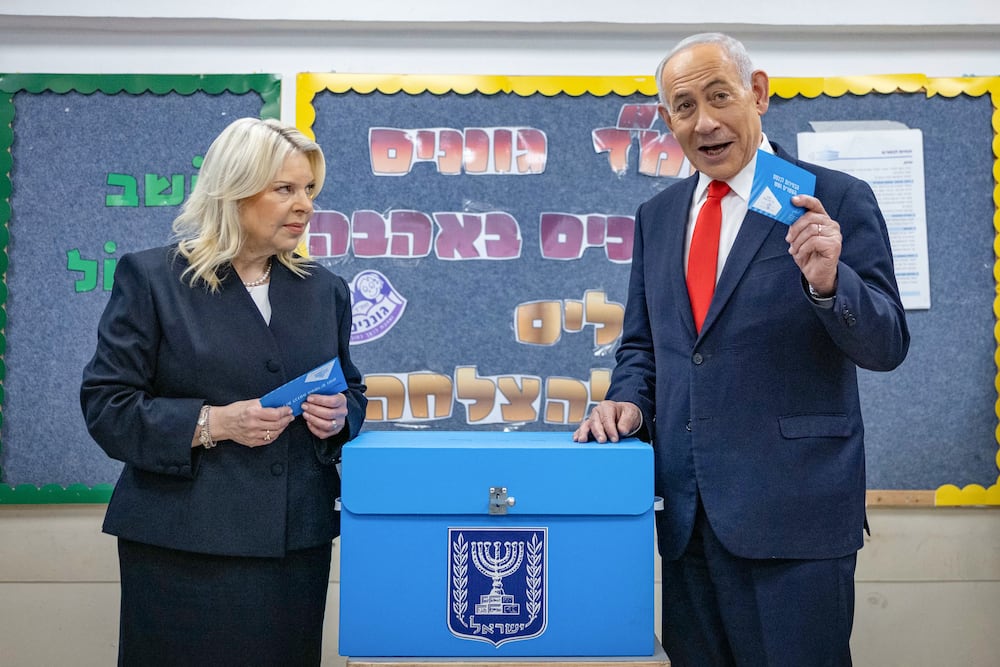 El primer ministro israelí, Benjamín Netanyahu, vota junto con su mujer Sara en un colegio electoral de Jerusalén, este martes.