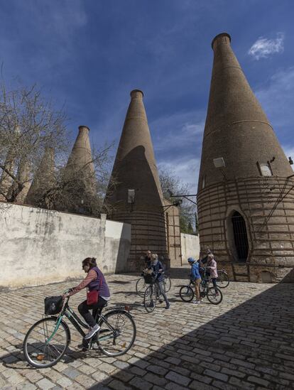 Hornos y chimeneas de la antigua fábrica de cerámica en La Cartuja de Sevilla.