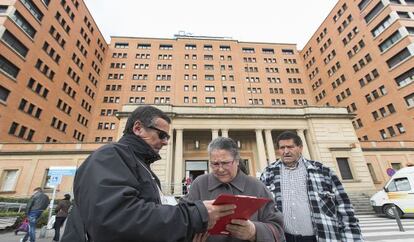 Representantes de entidades recogen firmas en el hospital Vall d&#039;Hebron.