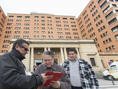 Representantes de entidades recogen firmas en el hospital Vall d&#039;Hebron.