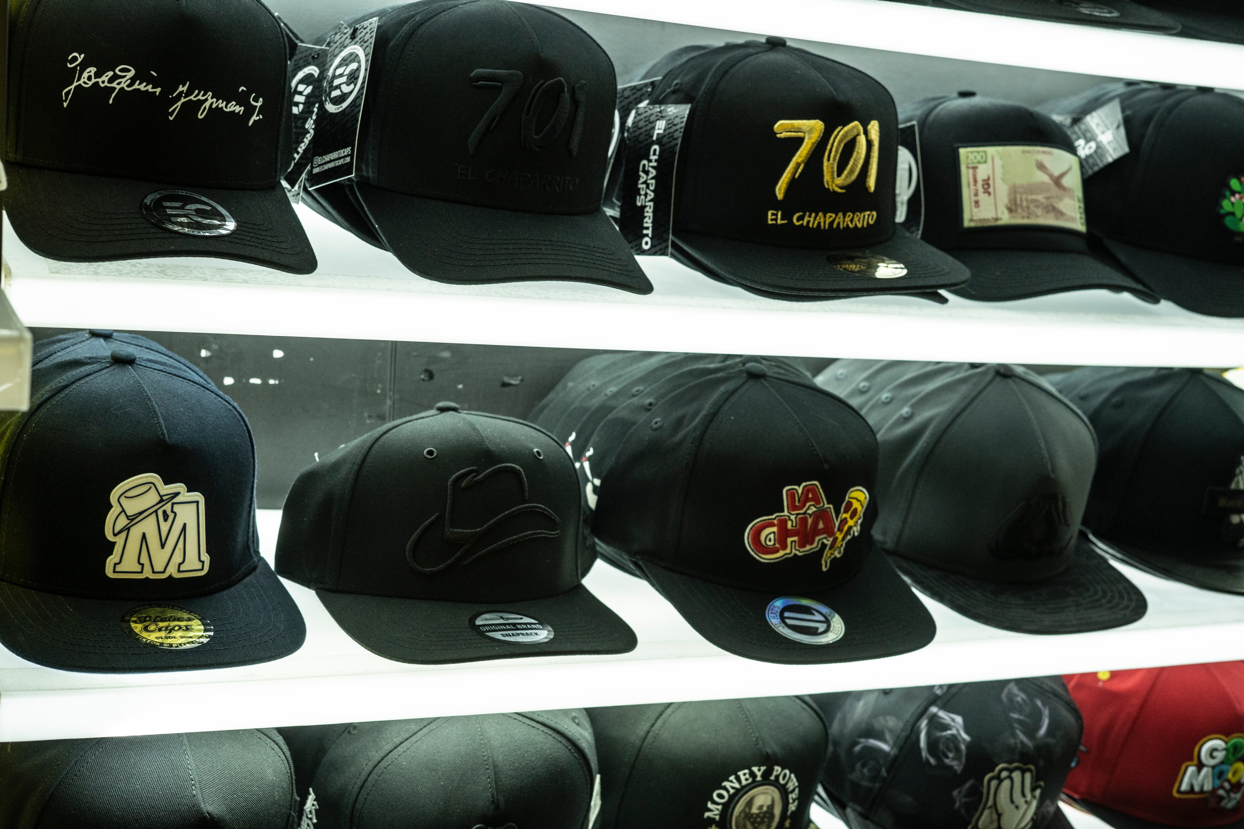 Gorras alusivas a los grupos criminales de Culiacán en un centro comercial de la ciudad.