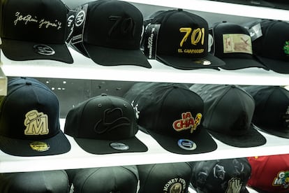 Gorras alusivas a los grupos criminales y narcotraficantes de Culiacán en un centro comercial de la ciudad.