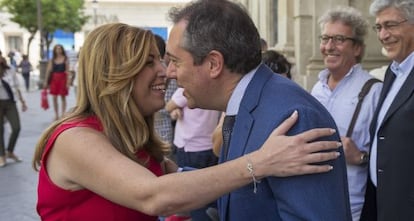 Susana D&iacute;az saluda a Juan Espadas a la entrada del Ayuntamiento.