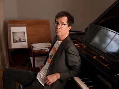 El músico Ben Folds, junto a un piano en una imagen promocional.
