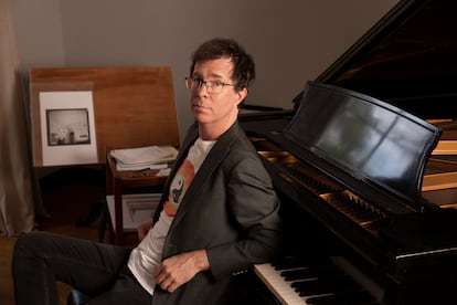 El músico Ben Folds, junto a un piano en una imagen promocional.