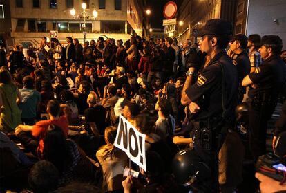 Para explicar los motivos de la protesta, los manifestantes leyeron un texto resumiendo los puntos de la reforma de la negociación colectiva que quieren los empresarios."Estas medidas afectan a todas las personas", gritó un manifestante por el megáfono. "Afectan a nuestros derechos, a nuestros horarios, a nuestros salarios, a nuestras vacaciones, a las condiciones de nuestros despidos, las relaciones entre empresas y sindicatos". "¿Quién ha votado eso?", preguntó otro de los indignados aprovechando un silencio. Y todo el mundo rompió a aplaudir. "Y esas medidas nos afectan a todos", continuó el del megáfono. "A inmigrantes, a estudiantes, a jubiladas, a parados y a trabajadores. ¡Y no las queremos!".