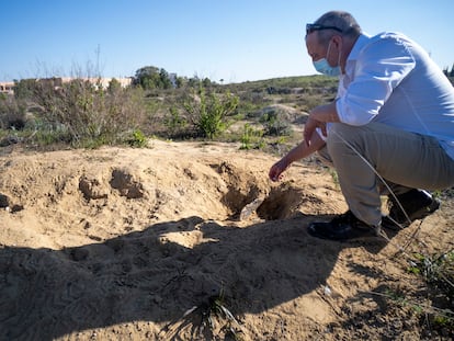 Leonardo García Sanjuán señala una laja de pizarra perteneciente a uno de los enterramientos megalíticos al lado del dolmen de Montelirio, en la localidad sevillana de Castilleja de Guzmán.