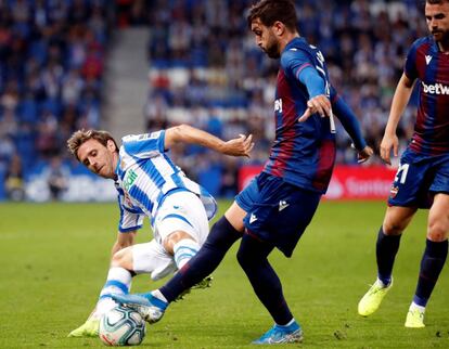 El defensa de la Real Sociedad Nacho Monreal (izquierda) disputa un balón con Campaña, centrocampista del Levante,