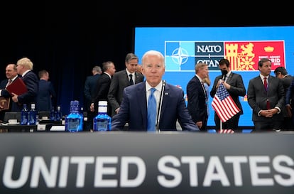 El presidente de Estados Unidos, Joe Biden (centro), momentos antes del inicio de la primera reunión de la cumbre de la OTAN.  El mandatario demócrata ha anunciado un considerable refuerzo del despliegue militar estadounidense en Europa ante el deterioro de la situación de seguridad en el continente provocado por la invasión rusa de Ucrania. 