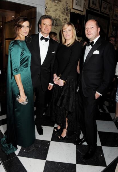 El actor Colin Firth junto a su pareja, Livia Giuggioli, posan con la galardonada Sarah Burton y su marido, el fotógrafo de moda David Burton, en el hotel Savoy, el 28 de noviembre de 2011