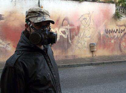 El Niño de las Pinturas, ante el grafiti por el que ha sido sancionado, en el Realejo (Granada).