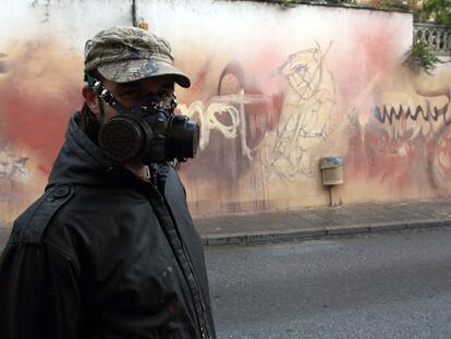 El Niño de las Pinturas, ante el grafiti por el que ha sido sancionado, en el Realejo (Granada).