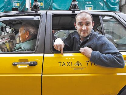 El mallorquín Joan Miquel Oliver, de Antònia Font, en un taxi barcelonés